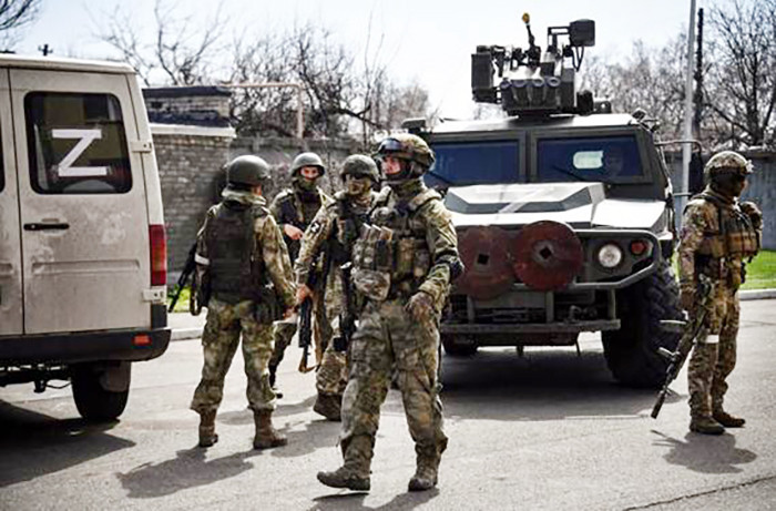 Về tiềm lực chiến tranh, Nga đã chiến đấu trong hai năm rưỡi và chịu thương vong 350.000 quân, nhưng Nga vẫn có thể chịu đựng được. Điều quan trọng, Nga là một quốc gia giàu tài nguyên, chỉ cần tài nguyên có thể được bán ở châu Á, nền kinh tế Nga sẽ không gặp vấn đề lớn trong thời gian ngắn. Trừ khi có những vấn đề khủng hoảng kinh tế xảy ra ở các nước công nghiệp châu Á.