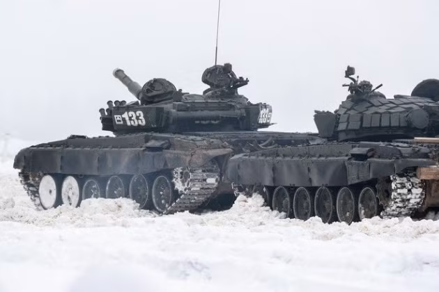 Trong khi đó, để chuẩn bị sẵn sàng cho cuộc tổng tiến công vào Donbass, Quân đội Ukraine tiếp tục đưa thêm một tiểu đoàn xe tăng chiến đấu chủ lực T-64, được chuyển đến đường giới tuyến giáp khu vực Donbass và đã được nhóm quan sát của OSCE ghi nhận.