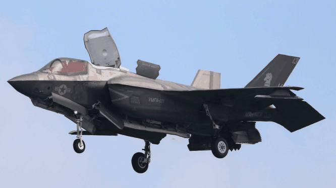 Trong 3 mẫu F-35, chỉ có mẫu F-35B của Thủy quân lục chiến là có thể cất cánh và hạ cánh thẳng đứng hoặc cất cánh ở đường băng ngắn, và nó hiện là máy bay chiến đấu tàng hình thế hệ thứ năm duy nhất trên thế giới, có khả năng cất cánh và hạ cánh thẳng đứng/đường băng ngắn.