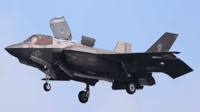 Trong 3 mẫu F-35, chỉ có mẫu F-35B của Thủy quân lục chiến là có thể cất cánh và hạ cánh thẳng đứng hoặc cất cánh ở đường băng ngắn, và nó hiện là máy bay chiến đấu tàng hình thế hệ thứ năm duy nhất trên thế giới, có khả năng cất cánh và hạ cánh thẳng đứng/đường băng ngắn.