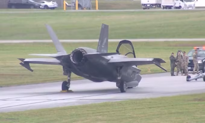 Trong trường hợp này, chỉ cần phi công giảm ga đúng cách và để máy bay hạ cánh bình thường là đủ. Rõ ràng phi công đã giật mình vì khi tiếp đất bị nảy lên, sau đó là tăng ga; nhưng lại không điều chỉnh trạng thái thăng bằng của máy bay, khiến chiếc F-35B mất thăng bằng, chúi đầu xuống đất. Lúc này, máy bay về cơ bản là không thể cứu vãn, nên phi công buộc phải phóng dù để bảo đảm an toàn.