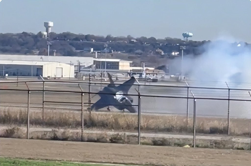 Tương tự như vậy, F-35B ngày nay cũng có vấn đề là khó lái và dễ gặp sự cố; kể từ khi máy bay F-35 được đưa vào biên chế, vụ tai nạn đầu tiên là của mẫu F-35B; và F-35 bị rơi lần này, cũng là một mẫu F-35B. Tuy nhiên, vụ tai nạn F-35B lần này, về cơ bản không do trục trặc kỹ thuật, mà nhiều khả năng là do lỗi của phi công.