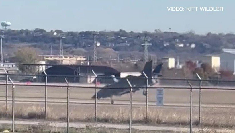 Từ video về vụ tai nạn của chiếc F-35B vừa qua, không khó để có thể nhận ra những sai sót của phi công; chiếc máy bay đang thực hiện thao tác hạ cánh thẳng đứng trước khi xảy ra tai nạn. Các chuyên gia suy đoán rằng, phi công có thể đã tăng ga lớn, nên máy bay đã bật lên sau khi chạm đất và đã không thể lấy thăng bằng lại.