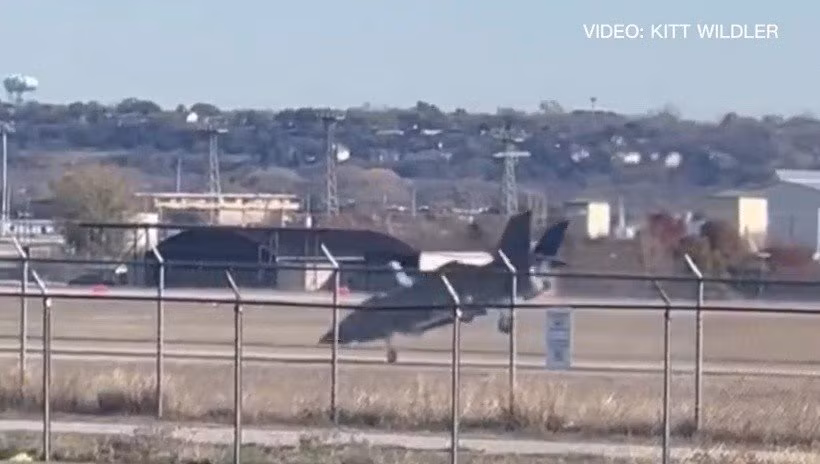 Từ video về vụ tai nạn của chiếc F-35B vừa qua, không khó để có thể nhận ra những sai sót của phi công; chiếc máy bay đang thực hiện thao tác hạ cánh thẳng đứng trước khi xảy ra tai nạn. Các chuyên gia suy đoán rằng, phi công có thể đã tăng ga lớn, nên máy bay đã bật lên sau khi chạm đất và đã không thể lấy thăng bằng lại.