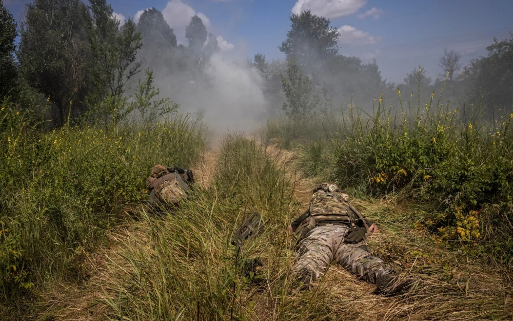 Ông Collins lưu ý rằng, Quân đội Ukraine sẽ phải đưa ra những quyết định khó khăn để bù đắp những tổn thất về quân số, vũ khí, trang bị. Theo ước tính của ông, số quân dự bị được huấn luyện quân sự còn lại cũng không nhiều, chứ đừng nói đến binh lính chuyên nghiệp.