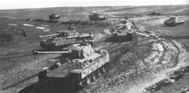 Chiến thuật "phòng thủ đàn hồi" được quân đội Nga sử dụng không phải là mới, mà là chiến lược quân sự kinh điển, đã được áp dụng thành công nhiều lần trong lịch sử. Một trong những ví dụ nổi tiếng nhất là Trận Kursk năm 1943, khi quân đội Liên Xô sử dụng chiến thuật này để cầm chân và tiêu hao cuộc tấn công của lực lượng xe tăng Đức, trước khi đạt được bước ngoặt trong cuộc chiến.