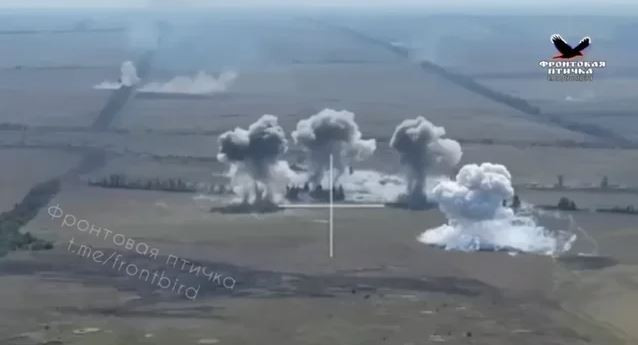 Quân đội Nga nhân cơ hội này, “cố tình” bỏ rơi những ngôi làng tưởng chừng như quan trọng, nhưng thực chất không đáng kể; mục đích dụ quân Ukraine vào bẫy. Các tướng lĩnh Ukraine hiểu điều này, nhưng họ đã đi vào ngõ cụt khi phải tuân theo mệnh lệnh của tổng thống. 