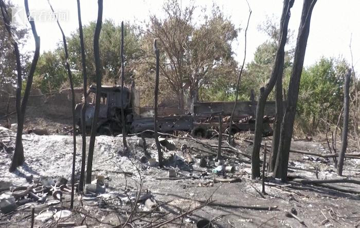 Tuy nhiên lãnh đạo Ukraine cần phải xây dựng hình ảnh, nên họ buộc phải tập trung quân số, vũ khí trang bị để chiếm và bảo vệ những nơi không có giá trị chiến lược. Quân đội Nga chờ đợi cơ hội ở phía sau và tung ra các cuộc ném bom dữ dội và các cuộc pháo kích không ngừng. 