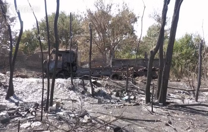 Tuy nhiên lãnh đạo Ukraine cần phải xây dựng hình ảnh, nên họ buộc phải tập trung quân số, vũ khí trang bị để chiếm và bảo vệ những nơi không có giá trị chiến lược. Quân đội Nga chờ đợi cơ hội ở phía sau và tung ra các cuộc ném bom dữ dội và các cuộc pháo kích không ngừng. 