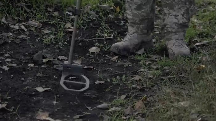 Ông Collins tin rằng, sự thiếu tầm nhìn xa của chỉ huy quân đội Ukraine, đã cho phép lính bắn tỉa và pháo binh Nga ngăn chặn hiệu quả việc rà phá các bãi mìn; tiêu diệt "các chuyên gia có giá trị" và phá hủy các thiết bị kỹ thuật.