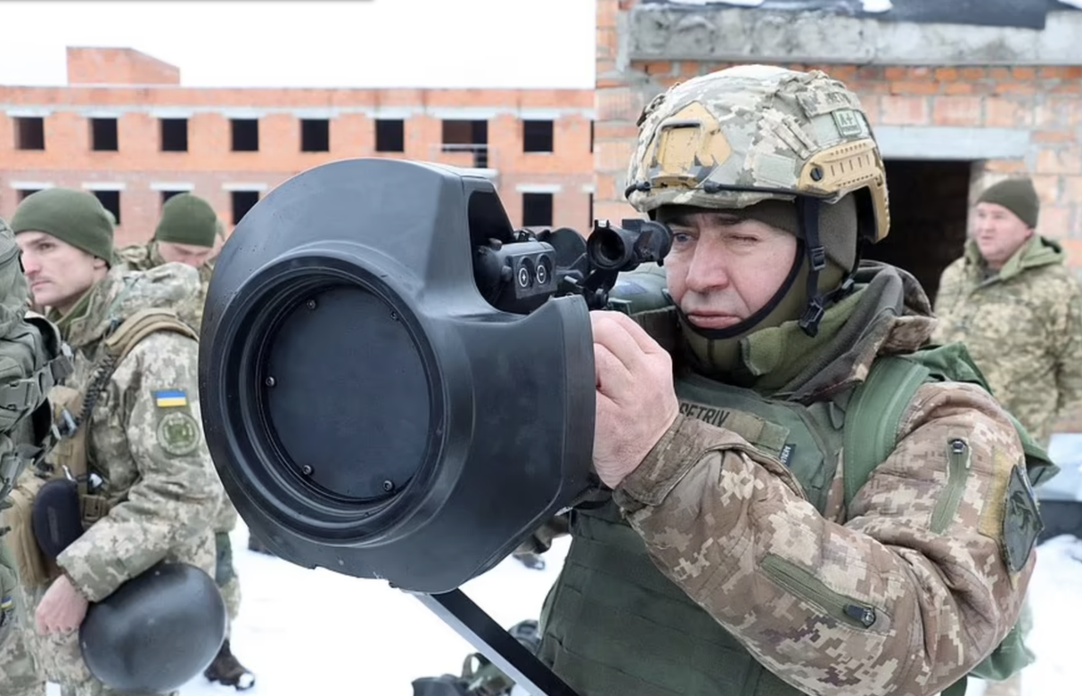 Đánh giá từ các tài liệu cá nhân thu giữ từ các binh sĩ Ukraine bị bắt hoặc bị hy sinh trong các trận chiến cho thấy, tất cả các sĩ quan và binh sĩ hợp đồng của Lực lượng vũ trang Ukraine, đã thường xuyên được huấn luyện dưới sự hướng dẫn của các cố vấn quân sự NATO.