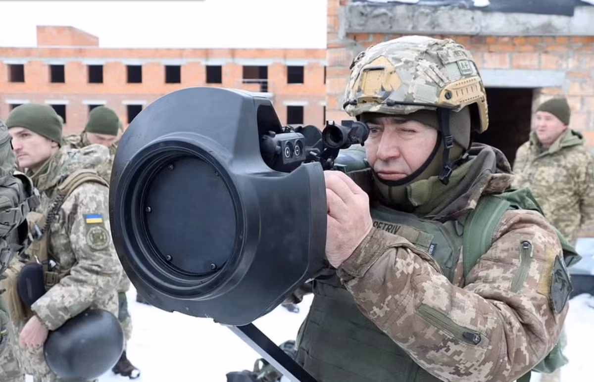 Đánh giá từ các tài liệu cá nhân thu giữ từ các binh sĩ Ukraine bị bắt hoặc bị hy sinh trong các trận chiến cho thấy, tất cả các sĩ quan và binh sĩ hợp đồng của Lực lượng vũ trang Ukraine, đã thường xuyên được huấn luyện dưới sự hướng dẫn của các cố vấn quân sự NATO.