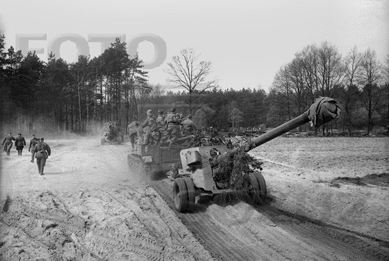 Đạn AP được thiết kế đặc biệt để xuyên thủng các mục tiêu bọc thép và không có thuốc nổ; trong khi đạn HE-FRAG kết hợp tác dụng của cả chất nổ mạnh và khả năng phân mảnh, để tối đa hóa sát thương lên khu vực mục tiêu.