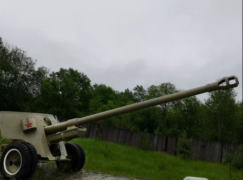 Trong cự ly từ 800-1.000 mét, BS-3 có khả năng phá hủy tháp pháo của xe tăng Tiger II. Ngoài chức năng là một vũ khí chống tăng mạnh, BS-3 còn được sử dụng làm pháo dã chiến. Mặc dù ở khả năng này, nó tụt hậu so với pháo 122 mm A-19 về sức mạnh, do cỡ đạn nhỏ hơn; bù lại, BS-3 có khả năng cơ động cao hơn và tốc độ bắn vượt trội.