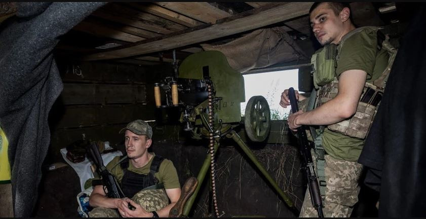 Cuộc xung đột với Nga khiến Ukraine phải huy động mọi nguồn vũ khí để trang bị cho các lực lượng vũ trang của họ. Ngoài số vũ khí của phương Tây viện trợ, Ukraine đã phải sử dụng nhiều vũ khí cũ đã loại khỏi biên chế chiến đấu của Quân đội Liên Xô từ rất lâu, như súng máy Maxim, pháo phòng không KS-19…