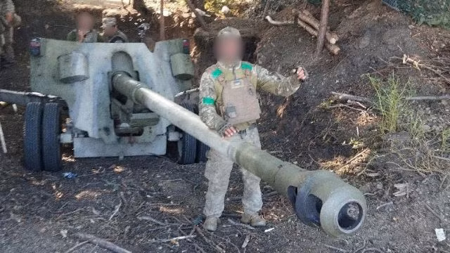 Theo tờ Bulgarian Military, một bức ảnh trên mạng xã hội, được nhà phân tích quân sự Aloha của OSINT phổ biến ra công chúng thông qua tài khoản cá nhân Twitter; cung cấp bằng chứng cho thấy một đơn vị của Quân đội Ukraine, có lẽ là một phân đội của lực lượng đổ bộ đường không, sử dụng pháo 100 mm BS-3, được Liên Xô sản xuất từ năm 1944 đến năm 1951.
