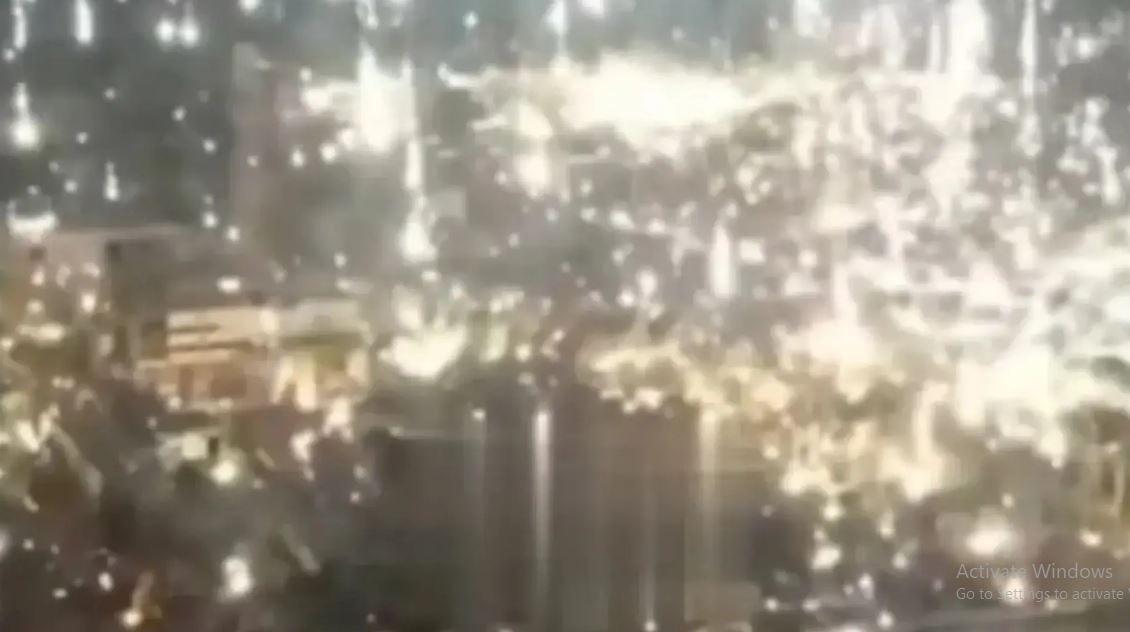 Điều đặc biệt là trong các cuộc không kích của Nga, việc sử dụng bom cháy nhiệt nhôm chắc chắn là việc đáng chú ý nhất. Đoạn video do binh sĩ Nga công bố trên kênh "Telegram" cho thấy, đêm hôm đó, bom cháy nhiệt do Không quân Nga thả xuống đã rơi xuống như một tấm màn mưa trên bầu trời Ugledar.