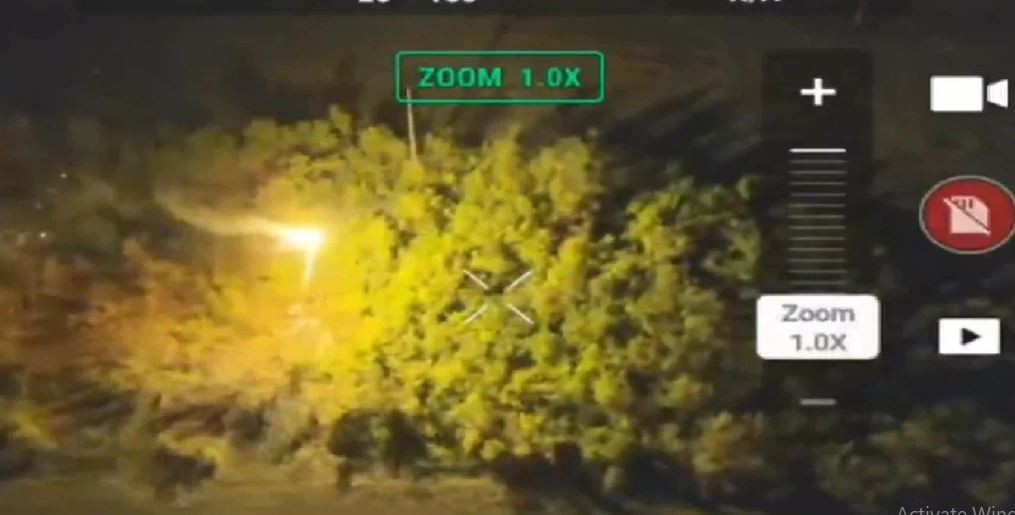 Loại bom cháy này không sử dụng thuốc nổ, mà sử dụng bột nhôm và oxit sắt, được gọi là nhiệt nhôm (thermite); khi hỗn hợp này cháy, có thể tỏa ra nhiệt độ lên tới 2.200 độ C (4.000 độ F). Với nhiệt độ như vậy, nó có thể nhanh chóng đốt cháy cây cối và thảm thực vật, hay con người hoặc vũ khí trang bị. 