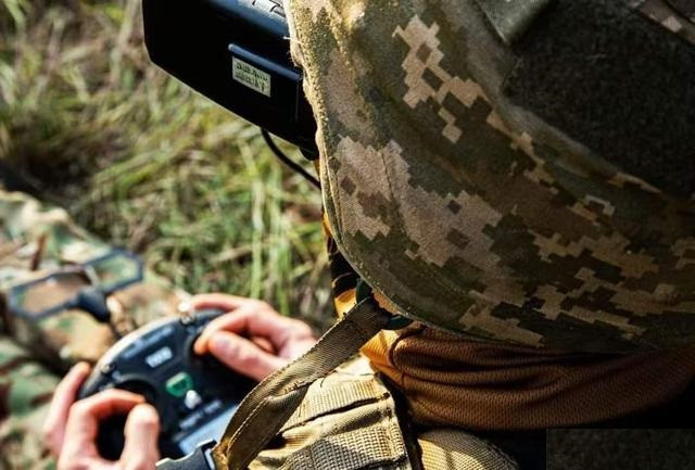 Vào ngày 15/10, một trận chiến thầm lặng đã lặng lẽ diễn ra trên chiến trường Chasov Yar. Theo thông tin chiến trường mới nhất, Sư đoàn dù 98 của Quân đội Dù Nga đã sử dụng máy bay không người lái FPV, để thực hiện các nhiệm vụ phòng không chiến thuật trong khu vực lần đầu tiên. Hành động sáng tạo này ngay lập tức cho thấy kết quả.