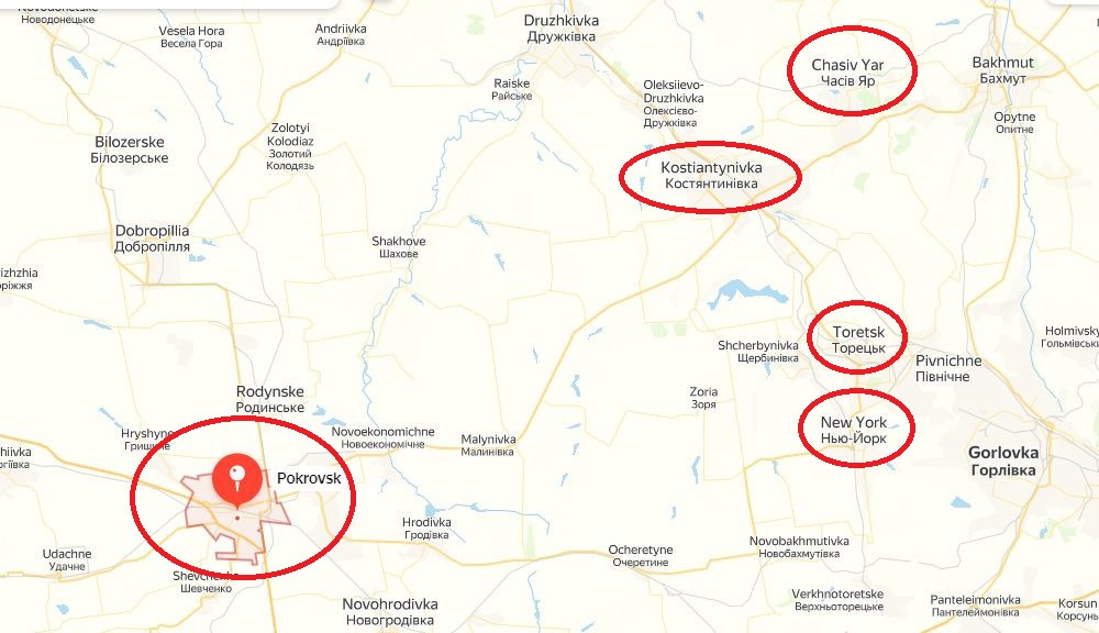 Ngược lại, có thể đây giống một đòn tấn công “mồi nhử” hơn, nhằm thu hút lực lượng chủ lực của Quân đội Ukraine và giữ chân các đơn vị dự bị trên chiến trường này, từ đó làm giảm sự kháng cự về phía thành phố Pokrovsk, nơi mà quân Nga sẽ “ưu tiên” tấn công trước. (Nguồn ảnh: RIA Novosti, TASS, Ukrinform).