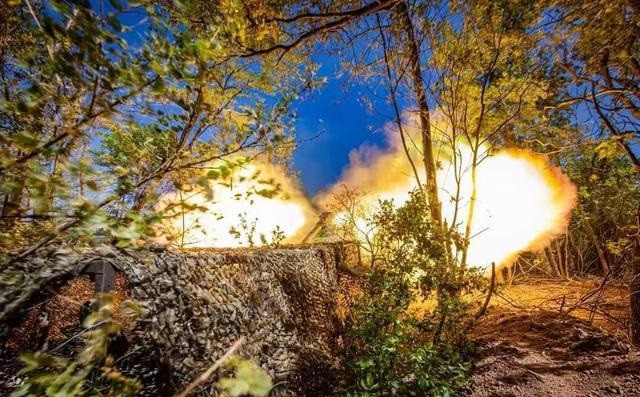 Chiến trường trên bộ ở Chasov Yar cũng đang diễn biến ác liệt. Quân đội Nga tăng cường tấn công trên hướng trực diện và bắt đầu tạo vòng vây từ hai bên cánh. Trong những trận đánh ác liệt này, Quân đội Nga với hỏa lực vượt trội, đã chiếm thành công giao lộ đường Chkalov và đường Skripchenko thuộc quận Tháng Mười của thành phố và kiểm soát các tòa nhà ở đó.