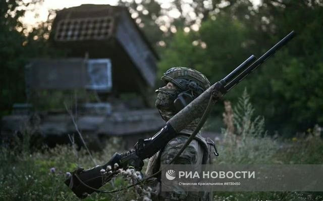 Theo kênh RVvoenkory, Quân đội Nga tiến vào ba vị trí gần Chasov Yar, nhằm đánh sập thành phố trong thế gọng kìm. Những thành công của Quân đội Nga cũng được các nhà phân tích quân sự Ukraine, thuộc kênh DeepState ghi nhận.