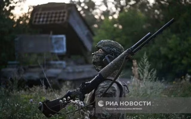 Theo kênh RVvoenkory, Quân đội Nga tiến vào ba vị trí gần Chasov Yar, nhằm đánh sập thành phố trong thế gọng kìm. Những thành công của Quân đội Nga cũng được các nhà phân tích quân sự Ukraine, thuộc kênh DeepState ghi nhận.