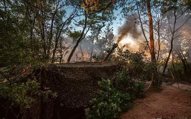 Đánh giá theo sơ đồ cuộc tấn công, tại Chasov Yar, nơi tương đối yên tĩnh trong những tuần gần đây, cho thấy Quân đội Nga đang cố gắng phát triển hai bên sườn. Trước sự tấn công mãnh liệt của Nga, việc Quân đội Ukraine điều chỉnh chiến thuật và tổ chức lại tuyến phòng thủ như thế nào, sẽ trở thành chìa khóa cho chiến trường tương lai của nước này.