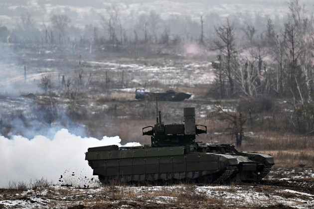 Một chỉ huy đơn vị xe tăng Nga với biệt danh “Sniper” chia sẻ chi tiết về cuộc hành quân, cho biết đơn vị xe tăng của anh ta đã vượt qua bãi mìn thành công, từ đó mở đường cho bộ binh trên xe chiến đấu bộ binh BMP tiến lên.