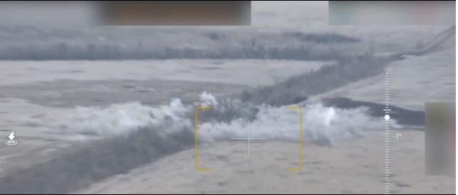 Để tiêu diệt sinh lực của quân Ukraine đang trú tại các vành đai rừng, các cuộc tấn công bằng pháo binh và không quân của Nga được tiến hành liên tục, một trong số đó đã được ghi lại trên video.