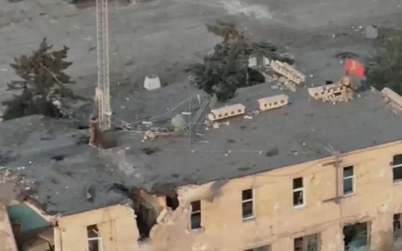 Trang Topwar của Nga đưa tin, quân Nga không chỉ vượt qua con kênh đào, mà còn tiến sâu vào tuyến phòng thủ của Ukraine, tiếp cận nhà máy vật liệu chịu lửa và chiếm một số tòa nhà, treo cờ Nga trên đó. Trên thực tế, tình hình ở Chasovoy Yar đang ngày càng trở nên khó khăn hơn cho Ukraine, khi quân Ukraine phòng thủ ở đây đã kiệt sức, vì giao tranh liên tục và thiếu đạn dược.