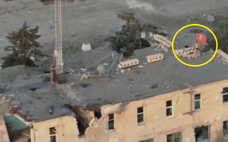 Rõ ràng, sau khi quân Nga chiếm được cứ điểm ở ngã tư đường, quân Ukraine đã buộc phải rút lui vào khu vực đô thị kiên cố cũng như tháo chạy khỏi Krinichki. Cảnh quay binh sĩ Nga giương cao lá cờ và không sợ bị tấn công cho thấy, khu vực mỏ đá gần đó có lẽ đã được họ “dọn sạch”. 