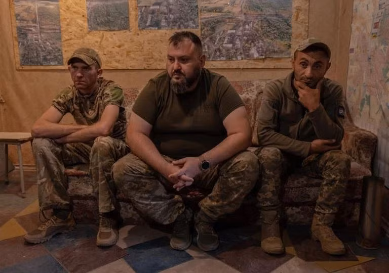 Những thành công của quân Nga đã được truyền thông Ukraine công nhận, họ công bố những bản đồ mới về tình hình tại Chasov Yar, nêu rõ Quân đội Nga, với sự hỗ trợ của xe bọc thép, đã cố gắng đột phá dọc theo phố Pivnichnaya đến Trường số 17. Phía nam Chasov Yar, quân Nga đột phá và cắm cờ tại mỏ Block-9, khẳng định quyền kiểm soát khu vực này. Các binh sĩ Nga từ khu vực này nói rằng quân Ukraine rõ ràng đã “mất sức chiến đấu”. (Nguồn ảnh: Topwar, Ukrinform, Liveuamap, Deep State).