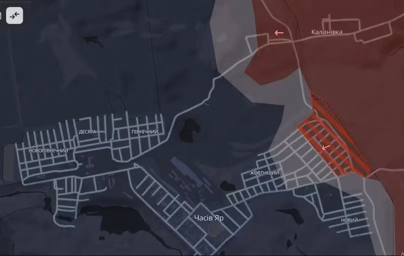 Trang quân sự Deep State, liên kết với Tổng cục Tình báo của Bộ Quốc phòng Ukraine, đưa tin rằng, các nhóm tấn công của Nga vượt kênh đào, tiến vào các khu vực phía tây thành phố Chasov Yar, bất chấp sự kháng cự quyết liệt của quân Ukraine. Deep State thừa nhận rằng, hệ thống phòng thủ của quân Ukraine xây dựng dọc theo kênh đào đã bị chọc thủng, không chỉ ở một nơi.