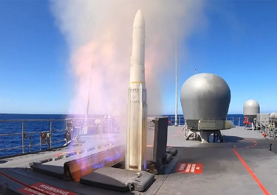 Tên lửa Sea Sparrow ngày nay có thể giống tên lửa AIM-7 về hình dáng, nhưng thực chất lớn hơn, tốc độ nhanh hơn và được trang bị đầu tìm kiếm mục tiêu mới và khả năng phóng từ những ống phóng thẳng đứng (VLS) Mk 41, trên các tàu chiến hiện đại của hải quân Mỹ. 