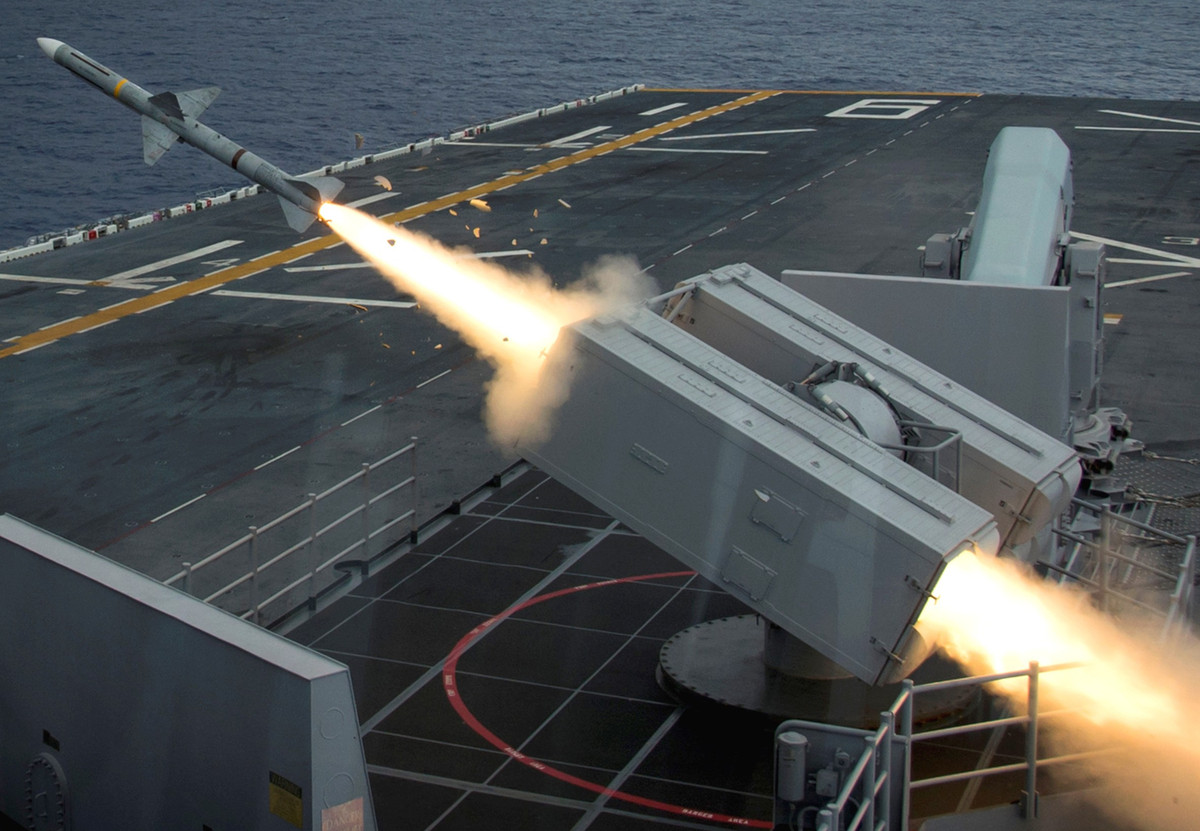 Tên lửa RIM-7 Sea Sparrow được trang bị cho hải quân Mỹ từ đầu những năm 1960, được phát triển từ tên lửa không đối không AIM-7 Sparrow. Thực chất là loại tên lửa phòng không tầm ngắn, làm nhiệm vụ phòng thủ điểm.