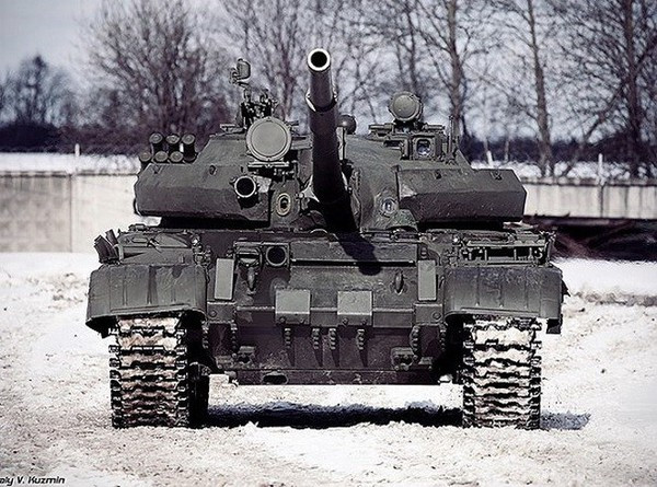 Về vấn đề này, cư dân mạng Nga cho rằng, Leopard 2A4 là mối đe dọa lớn đối với lực lượng thiết giáp Nga và lực lượng dân quân Miền Đông thân Nga. Nhất là khi lực lượng dân quân chỉ được trang bị xe tăng T-62M. Và theo ước tính, khi phía Tây Ban Nha thông báo tin này, kíp xe tăng Ukraine đã bắt đầu được huấn luyện.
