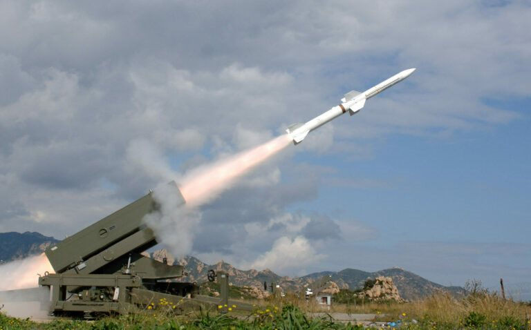 Ngoài xe tăng Leopard 2A4, Bộ Quốc phòng Tây Ban Nha cũng đang hoàn tất chuyển giao tên lửa phòng không tầm ngắn Aspide 2000 cho Ukraine. Đây là tên lửa phòng không do Italy sản xuất, nhưng quân đội Tây Ban Nha đã loại biên. Tên lửa Aspide 2000 có tầm bắn 25 km, được Tây Ban Nha mua vào cuối những năm 1990 để trang bị cho các tổ hợp phòng không Spada 2000. 