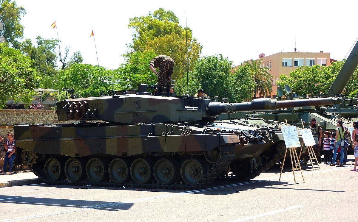Xe tăng chiến đấu chủ lực Leopard 2 là một trong những loại xe tăng chiến đấu chủ lực tiên tiến nhất trên thế giới, chủ yếu do Đức phát triển và được sử dụng phổ biến trong lực lượng thiết giáp Đức; sau hơn 20 năm phát triển, đã có rất nhiều mẫu được cải tiến từ A1 đến A7. 