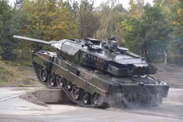 Theo báo chí Tây Ban Nha đưa tin, Quân đội Tây Ban Nha dự định hỗ trợ Quân đội Ukraine 40 chiếc Leopard 2A4. Theo sự chuẩn bị của Quân đội Ukraine, một lữ đoàn bán thiết giáp có thể được thành lập, tất cả các xe tăng Leopard 2A4 hiện đều trong kho niêm cất.