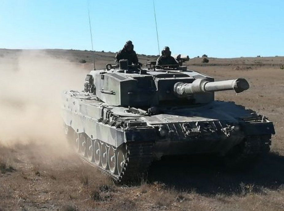 Tây Ban Nha cũng có ý định hỗ trợ Ukraine các loại vũ khí hiện đại hơn, đó là xe tăng chiến đấu chủ lực tiên tiến của phương Tây. Theo tờ El Pais của Tây Ban Nha, nước này dự định hỗ trợ cho Quân đội Ukraine loại xe tăng chiến đấu chủ lực Leopard 2A4, mà nước này đã mua của Đức.