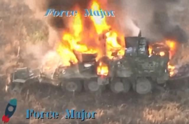 Mới đây, máy bay không người lái của quân đội Nga đã ghi lại cảnh chiếc xe quét mìn bọc thép bánh lốp Strike M1132, do Mỹ sản xuất, được quân đội Ukraine sử dụng bị phá hủy; lửa bùng lên từ bên trong xe, khói cuồn cuộn. Rõ ràng khó có ai trong xe có thể sống sót sau một vụ nổ lớn như vậy. 