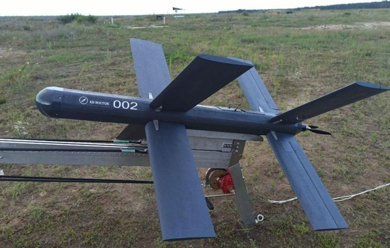 Một điểm khác biệt đáng kể khác, đó là sự không chắc chắn về việc liệu UAV Scalpel có ra được phiên bản 2.0 hay không; đặc biệt khi xem xét nó có giá cả thấp hơn gần mười lần so với UAV Lancet và đặc biệt là Quân đội Nga đang rất cần vũ khí dẫn đường chính xác.