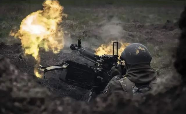 Trong số đó, việc giải cứu Quân đội Nga mắc kẹt trong nhà máy tổng hợp đã trở thành một trong những mục tiêu quan trọng của Quân đội Nga. Những tòa nhà lớn được gia cố này đã trở thành pháo đài vững chắc của Quân đội Nga.