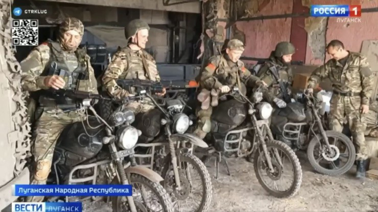 Tại mặt trận Liman, Quân đội Nga cố gắng tấn công các vị trí của Quân đội Ukraine theo một chiến thuật mới lạ, đó là dùng xe ô tô và mô tô địa hình. Lựa chọn chiến thuật này phản ánh sự bất lực của Quân đội Nga, khi không thể sử dụng các phương tiện thiết giáp để đột phá.