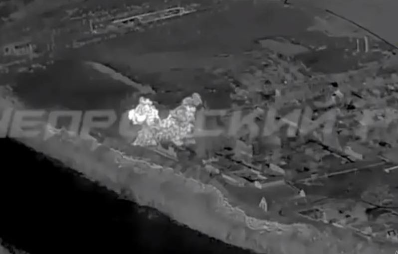 Tuy nhiên, trước hỏa lực pháo binh liên tục của Quân đội Nga và sự ném bom chính xác bằng bom lượn có điều khiển, hệ thống phòng thủ và các tòa nhà ở hai bên đầu cầu gần như sụp đổ. Và sự lựa chọn của Quân đội Ukraine dường như là “bất lực”, nhưng “sáng suốt”.