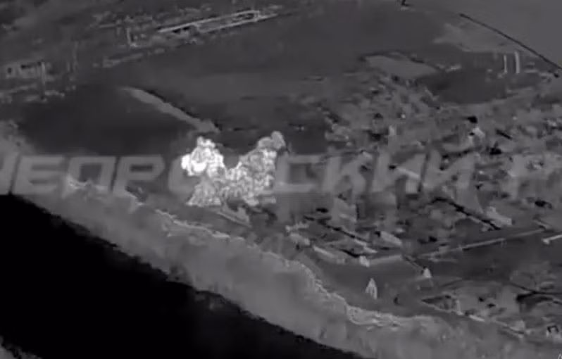 Tuy nhiên, trước hỏa lực pháo binh liên tục của Quân đội Nga và sự ném bom chính xác bằng bom lượn có điều khiển, hệ thống phòng thủ và các tòa nhà ở hai bên đầu cầu gần như sụp đổ. Và sự lựa chọn của Quân đội Ukraine dường như là “bất lực”, nhưng “sáng suốt”.