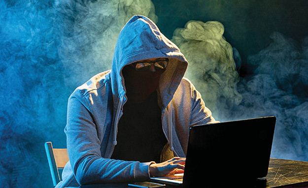 Ngoài chiến trường trên bộ, chiến trường mạng cũng “đầy khói bụi”. Các cơ quan tình báo Ukraine và tình nguyện viên mạng đã hợp tác tấn công gần 100 trang web của Nga, hầu hết đều liên quan đến các cơ quan và công ty nhà nước Nga tham gia cuộc chiến chống Ukraine.