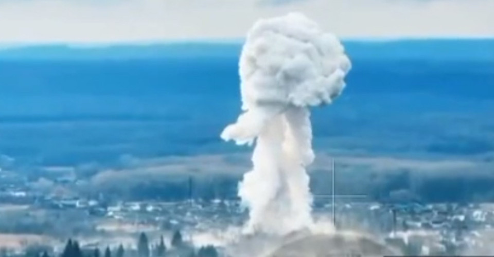 Tuy nhiên, Lữ đoàn dù 95 của Ukraine đã tiếp viện kịp thời và ổn định tình hình ở thị trấn New York. Đối mặt với sự kháng cự ngoan cường như vậy, cuộc tấn công của Nga chuyển sang dùng hỏa lực, trong đó có cả bom tấn FAB-3000, khiến quân phòng thủ Ukraine tại đây thiệt hại nặng.