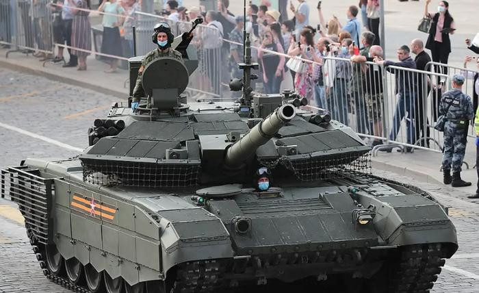 Để tăng cường khả năng bảo vệ cho khu vực giữa tháp pháo và thân xe, T-90M còn lắp đặt giáp xích treo. Những thiết kế có tính đột phá này, tạo nên khả năng phòng thủ khó có thể phá hủy cho T-90M, mang lại khả năng sống sót cực kỳ cao trên chiến trường.